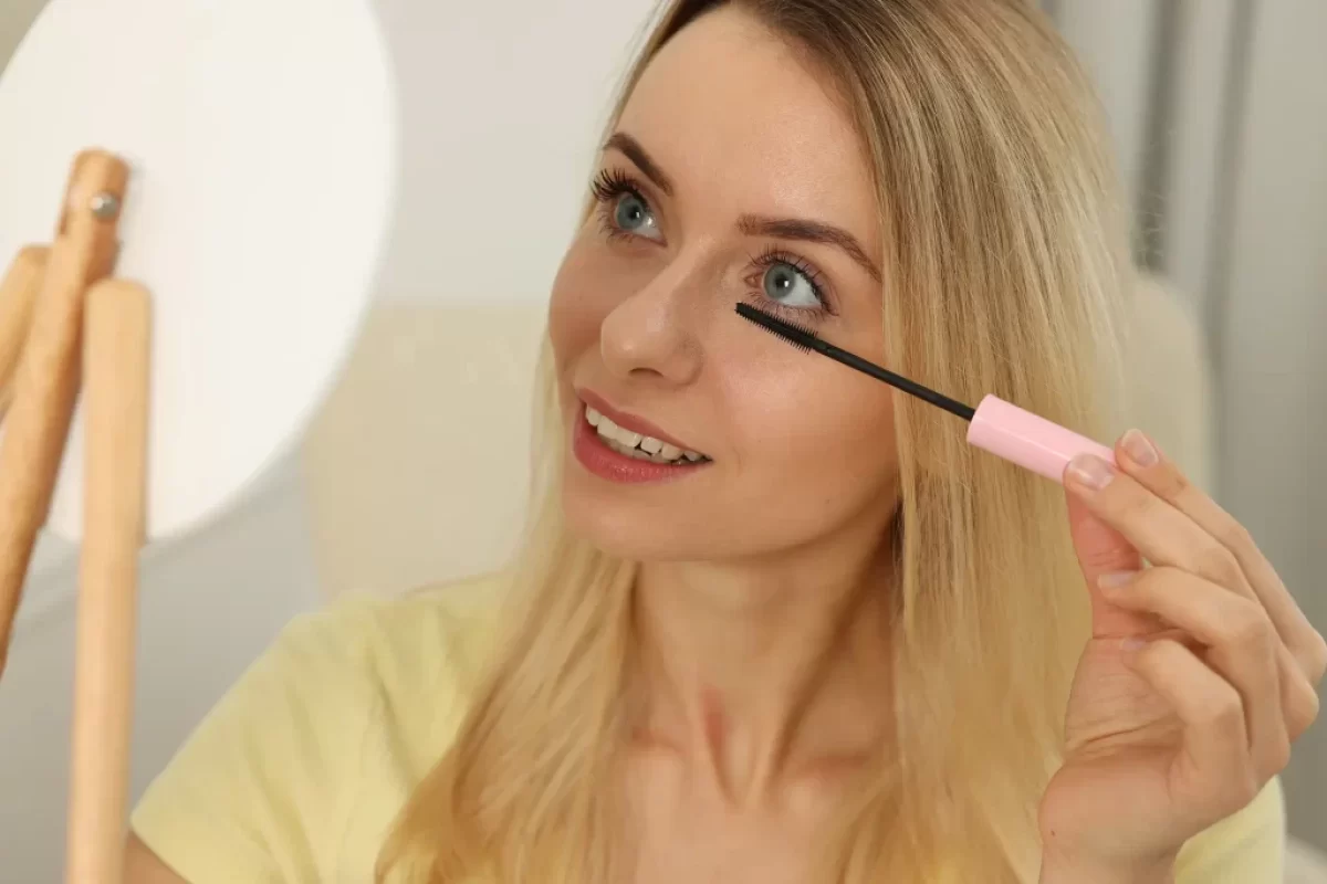 žena se líčí řasenkou