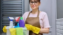 Žena drží čistící prostředky