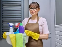 Žena drží čistící prostředky