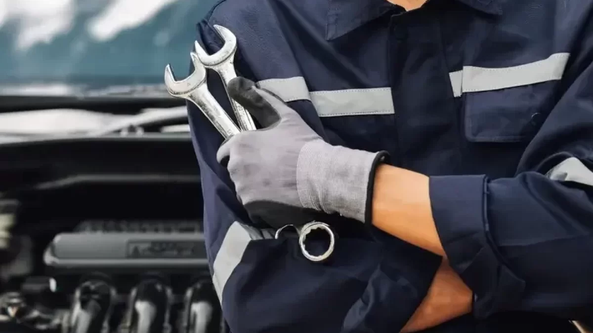 Automechanik drží klíče