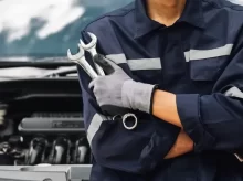 Automechanik drží klíče