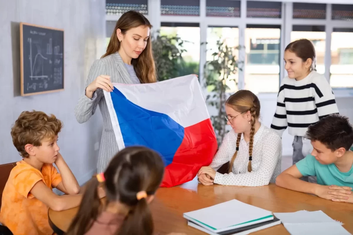 Učitelka s dětmi probírá Českou republiku