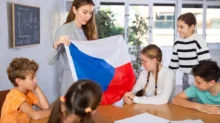 Učitelka s dětmi probírá Českou republiku