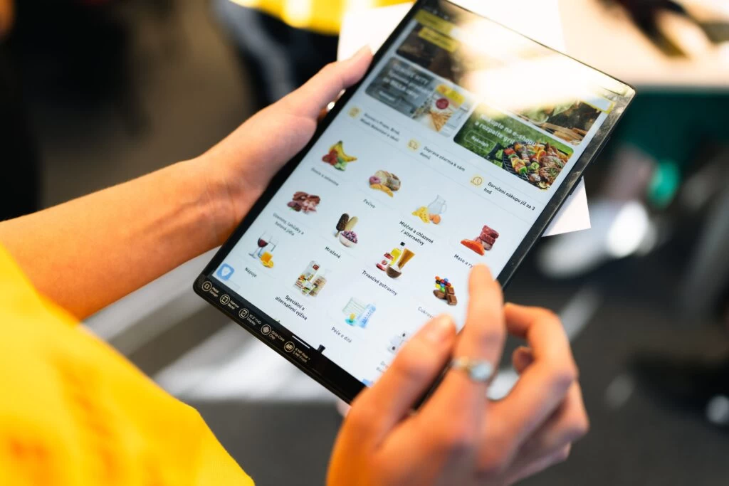 Nakoupit můžete na webu, ale také prostřednictvím mobilní aplikace. - Techsvět Billa eshop
