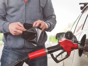 Muž s peněženkou tankuje