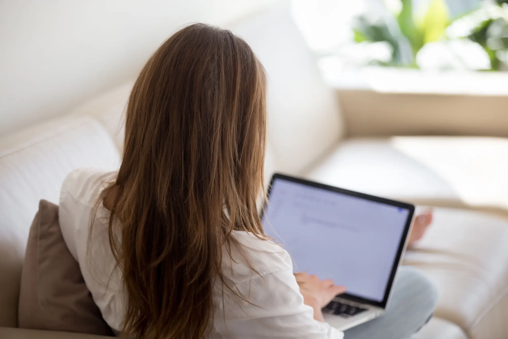 Shutterstock_1126189004 - Techsvět Žena pracuje na počítači