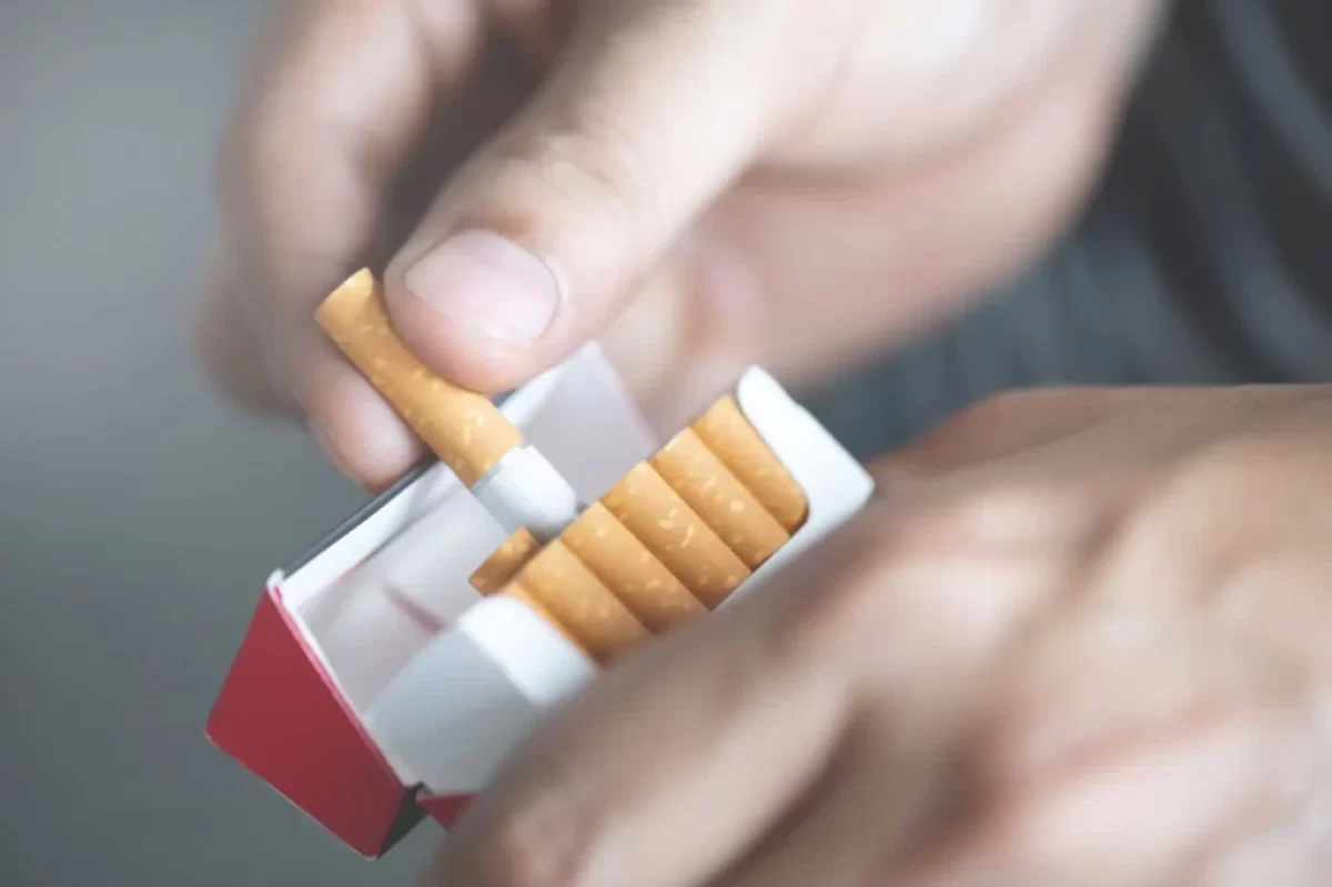 Muž vytahuje cigaretu
