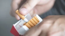 Muž vytahuje cigaretu