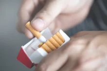 Muž vytahuje cigaretu