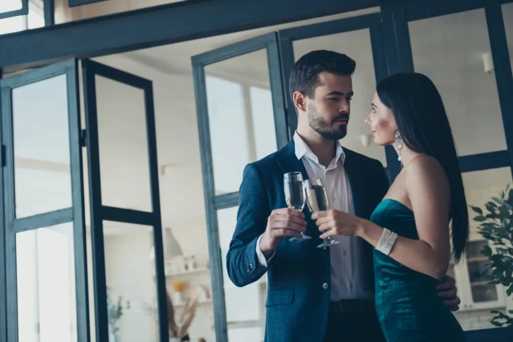 Vzhled, první dojem. To všechno je pro Lvy nesmírně důležité - Techsvět muž se ženou popíjí víno