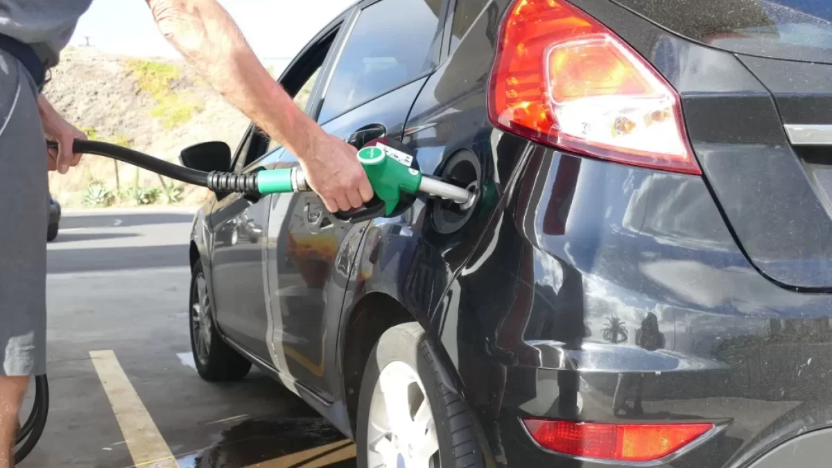 Muž tankuje auto