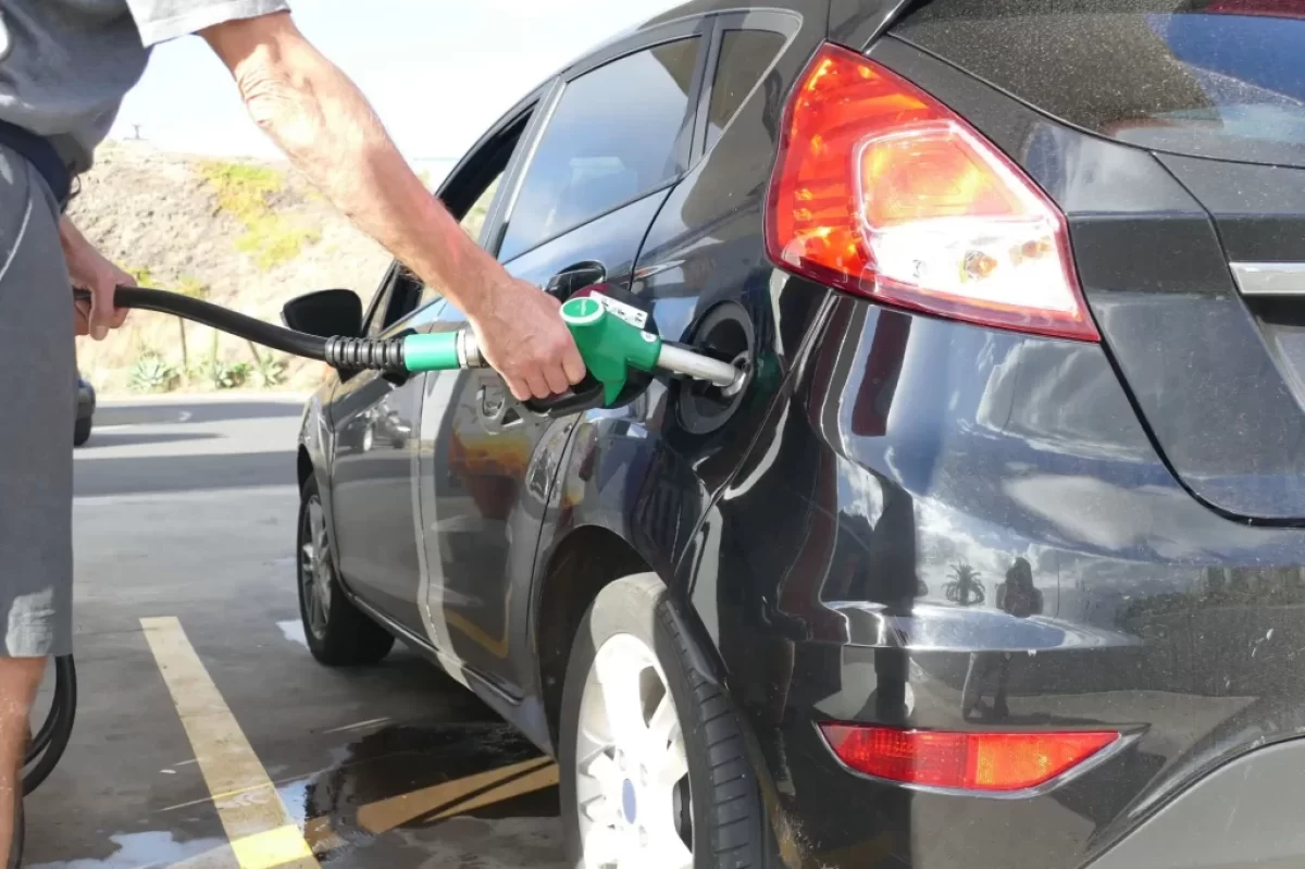 Muž tankuje auto