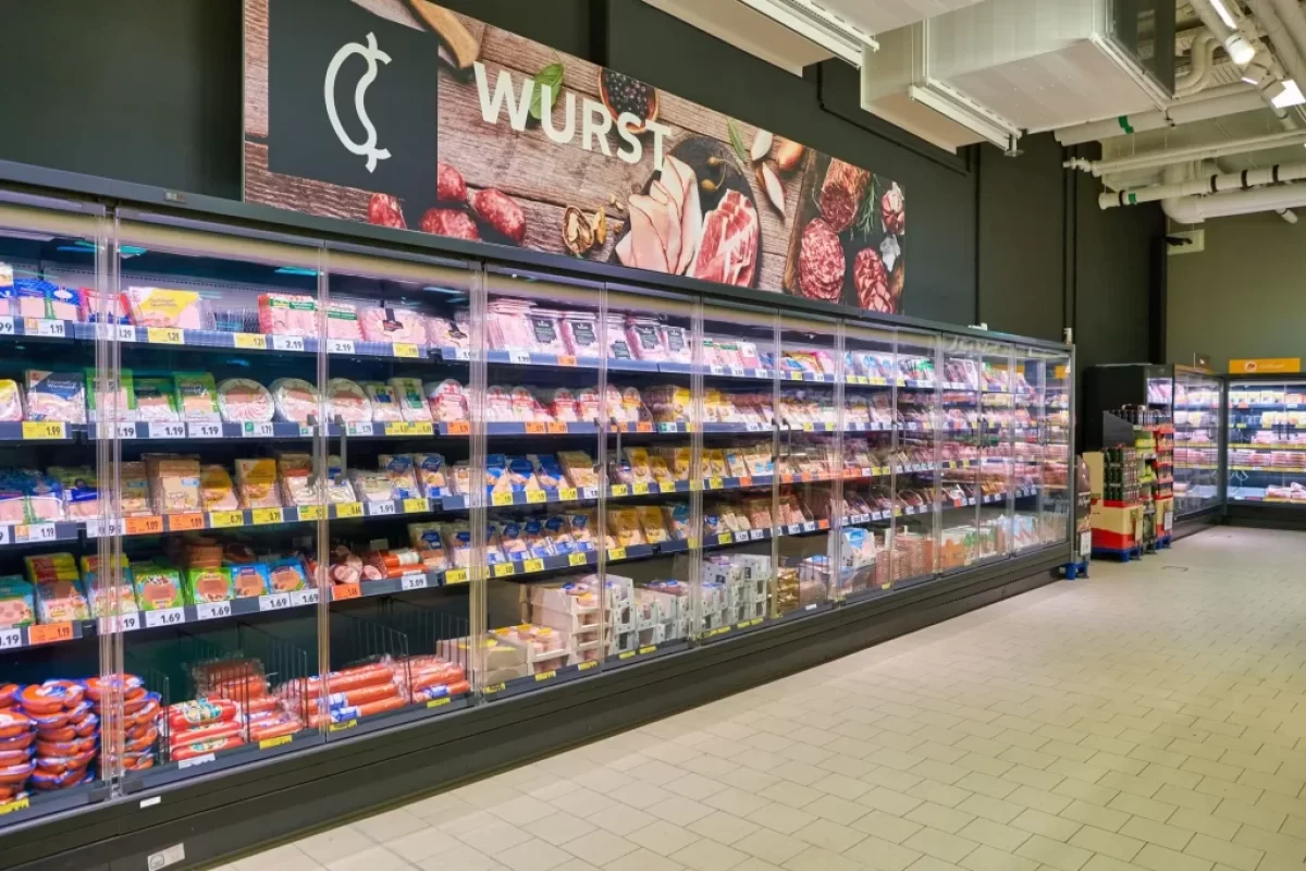 Regál s uzeninou v Kauflandu