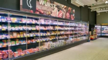 Regál s uzeninou v Kauflandu