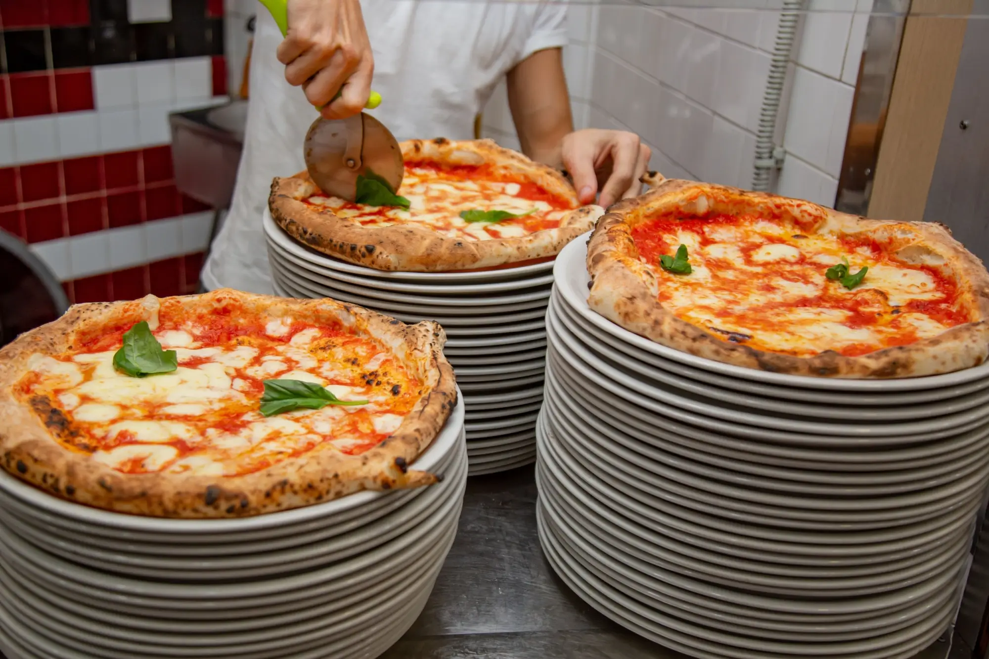 Shutterstock_1666403278 - Techsvět Neapolská pizza v italské restauraci