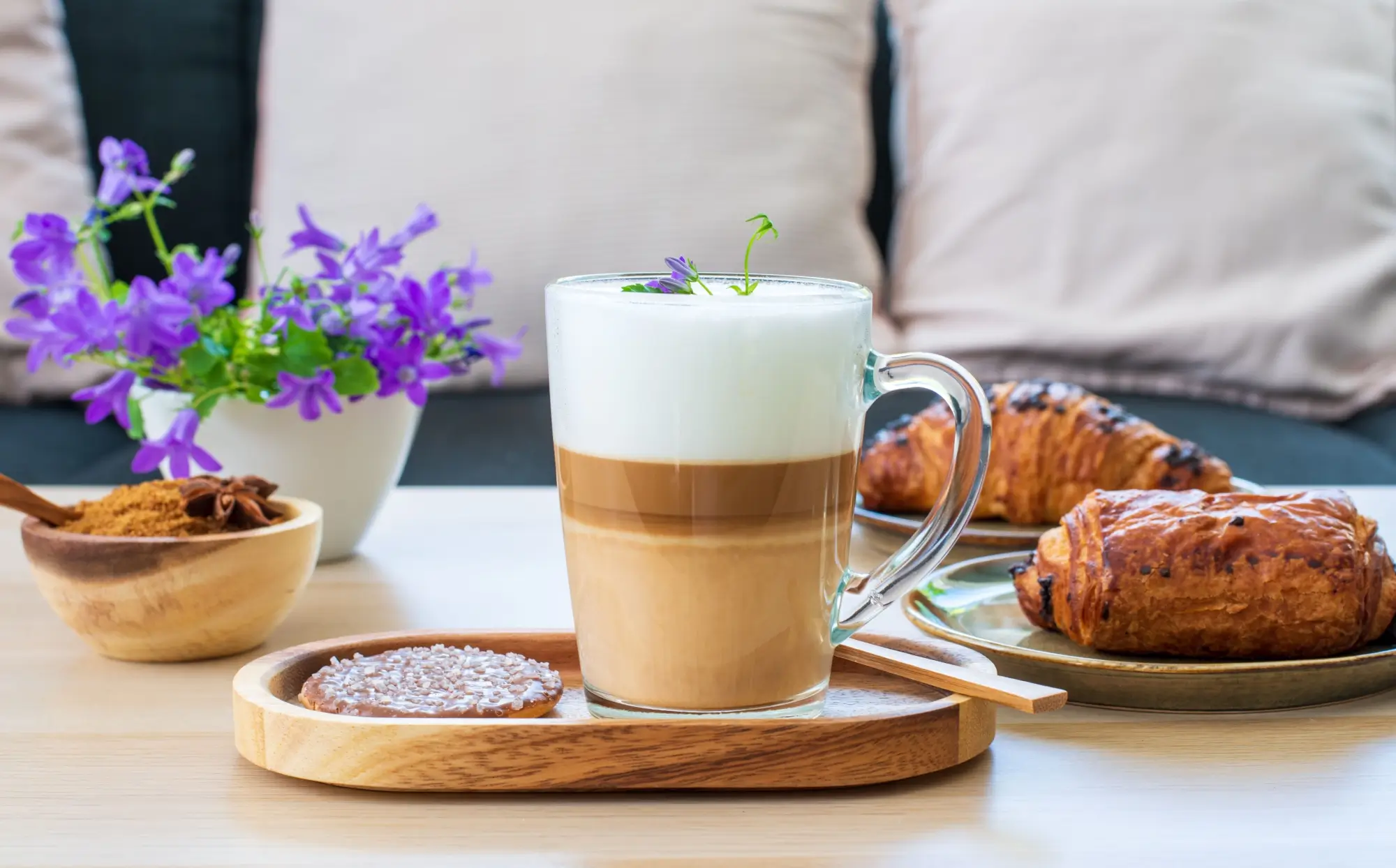 Shutterstock_1761903308 - Techsvět Latte a pekařské výrobky
