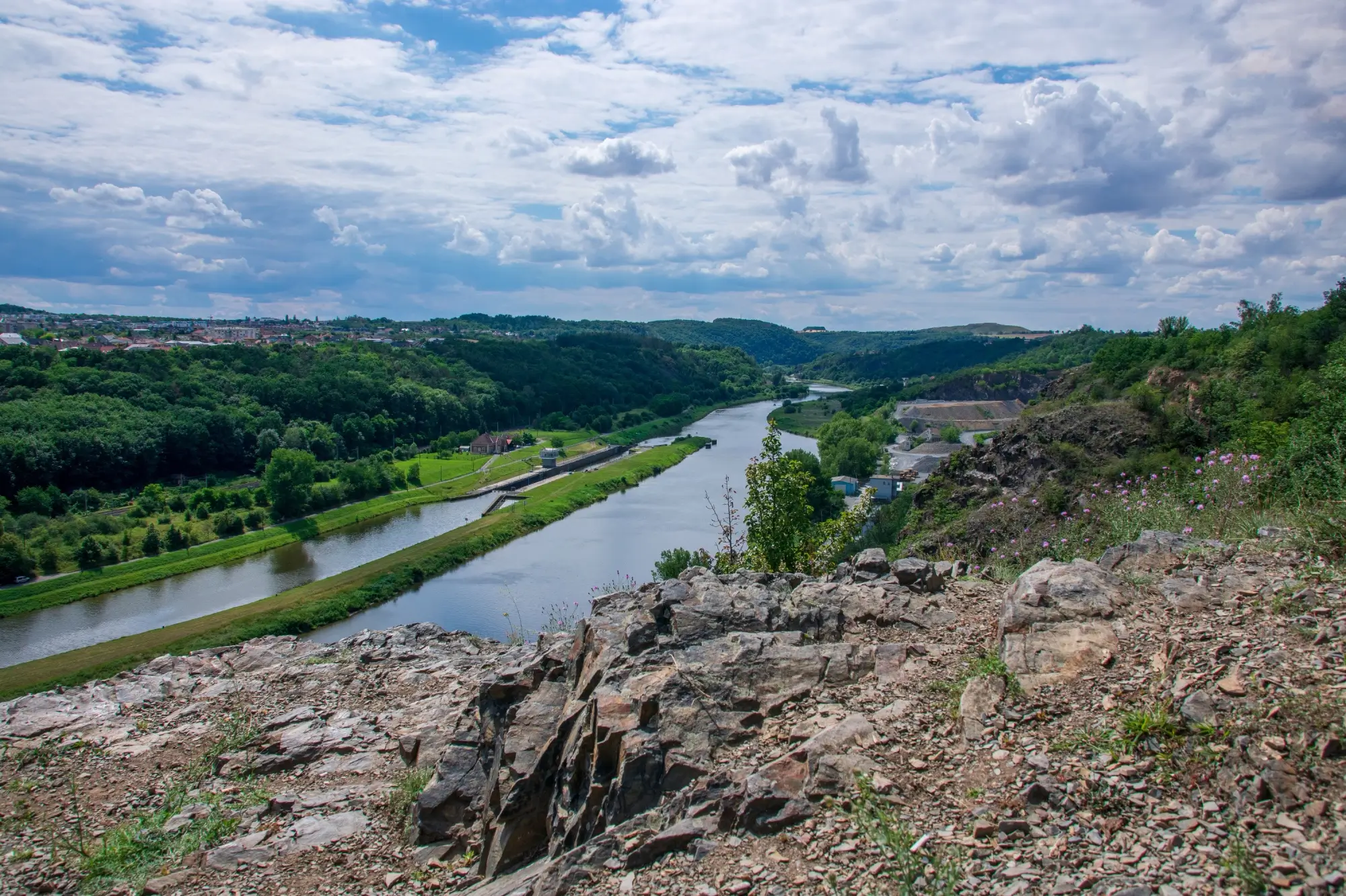 Shutterstock_1824923189 - Techsvět Město Klecany, pohled na řeku