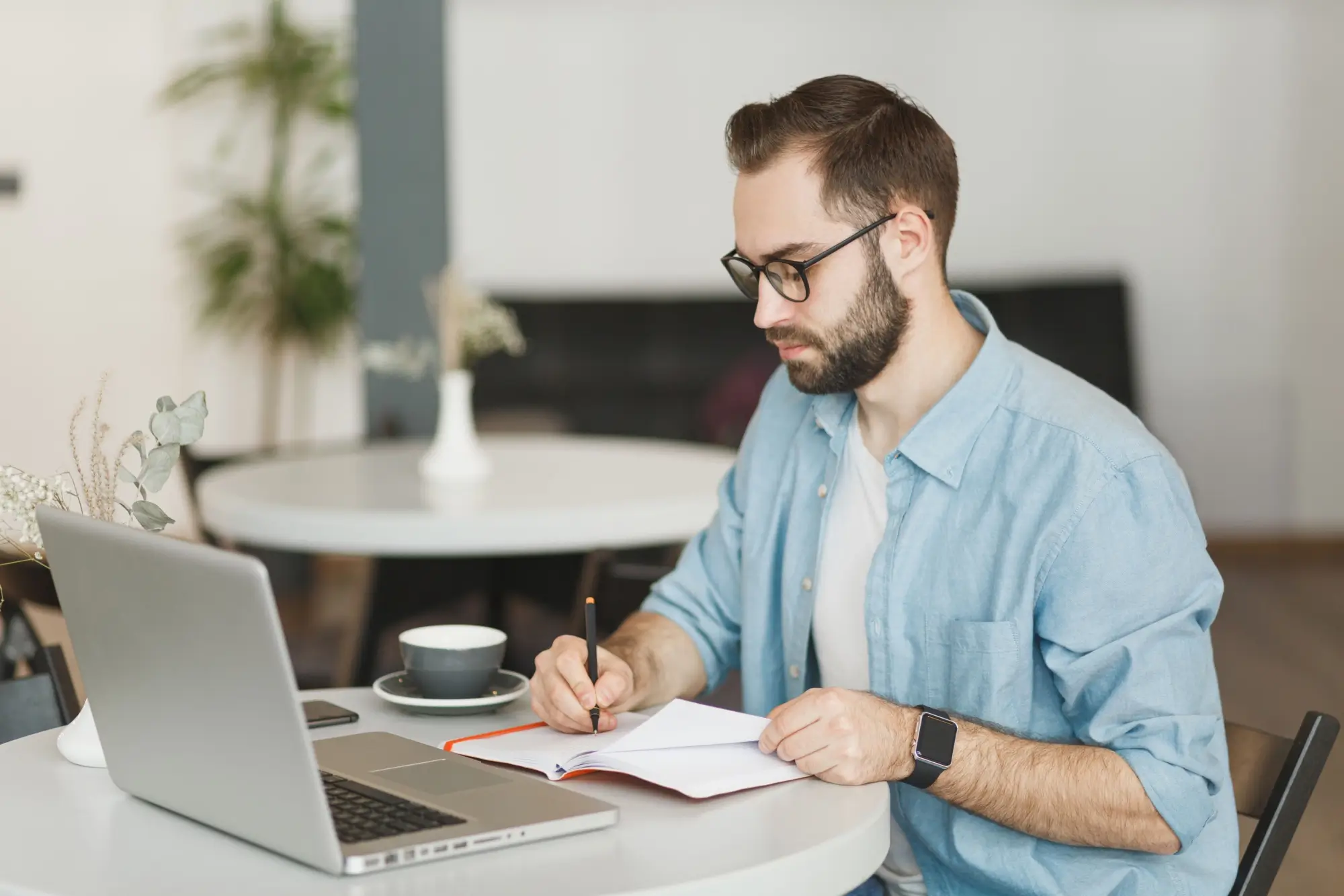 Shutterstock_1914882109 - Techsvět Muž pracuje na počítači