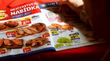 Muž kroužkuje v letáku Lidlu