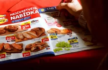 Muž kroužkuje v letáku Lidlu