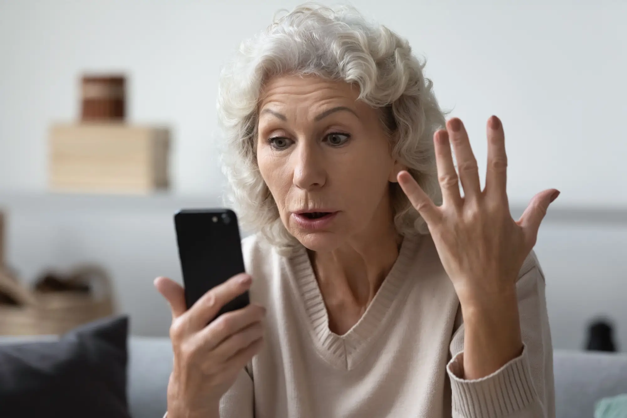 Shutterstock_1950650455 - Techsvět Žena nechápavě zírá do telefonu