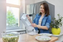 žena čistí lednici