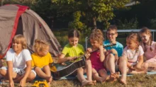 Děti si užívají zábavu na táboře