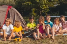 Děti si užívají zábavu na táboře