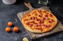 Česká pizza s klobáskou