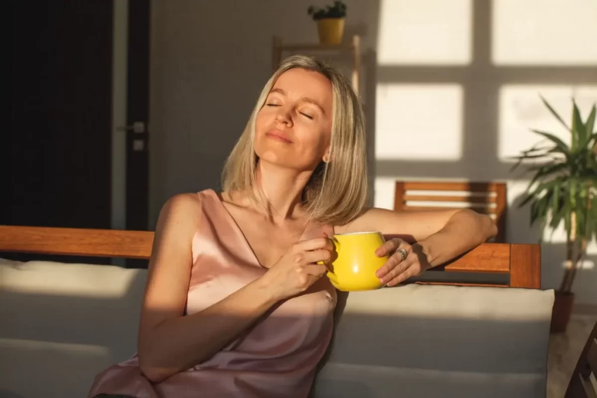 Žena se vyhřívá na slunci