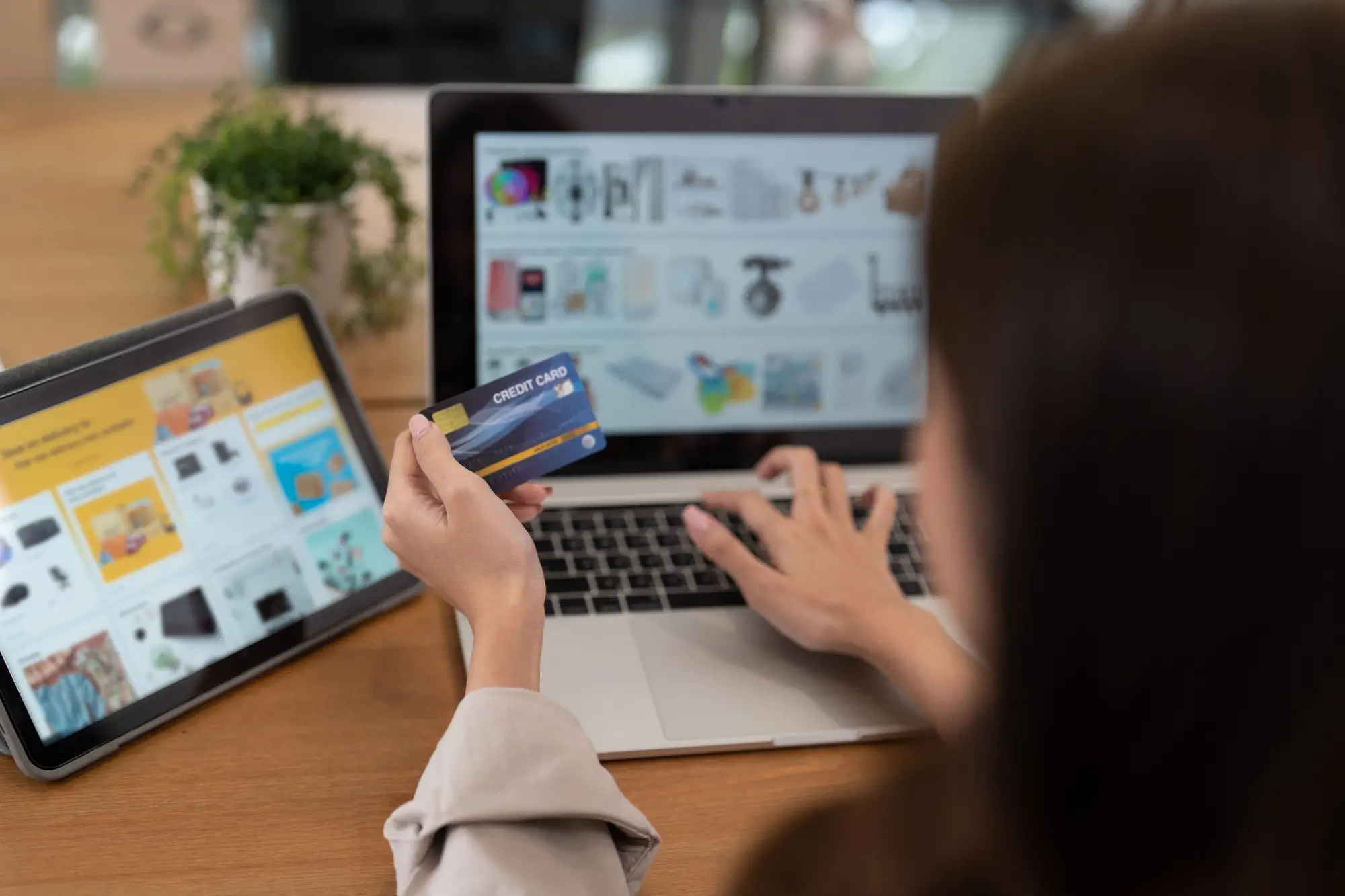 - Techsvět Žena platí na eshopu