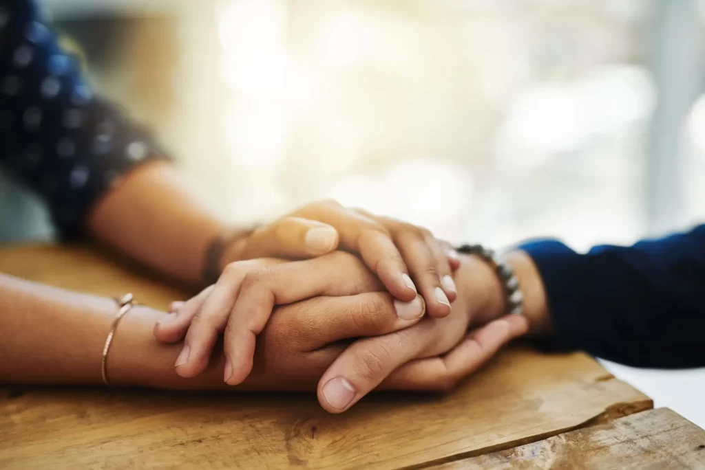 Trénujte i svou emoční inteligenci, FOTO: Shutterstock - Techsvět žena drží muže za ruku