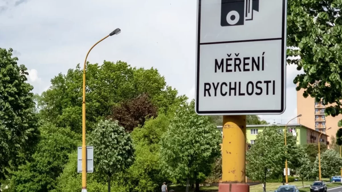 Značka "měření rychlosti" na sloupu