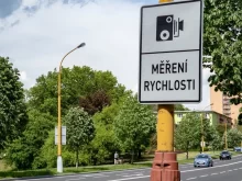 Značka "měření rychlosti" na sloupu