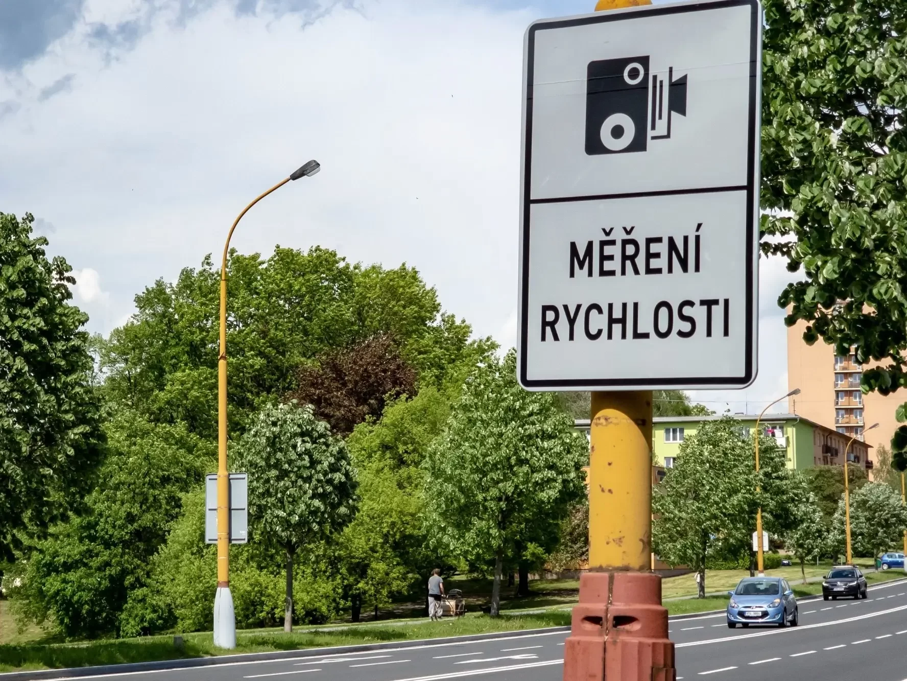Značka "měření rychlosti" na sloupu