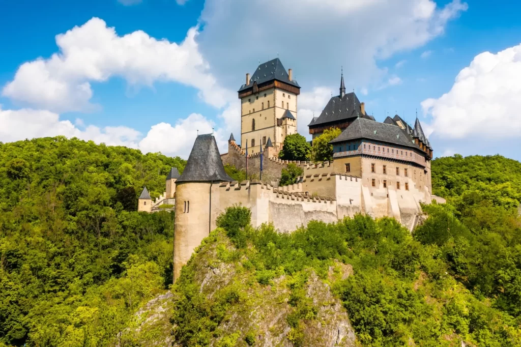 Důležitou součástí vlastivědy je historie a s ní související významné stavby, FOTO: Shutterstock - Techsvět karlštejn