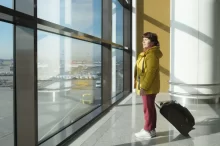 žena čeká na letadlo