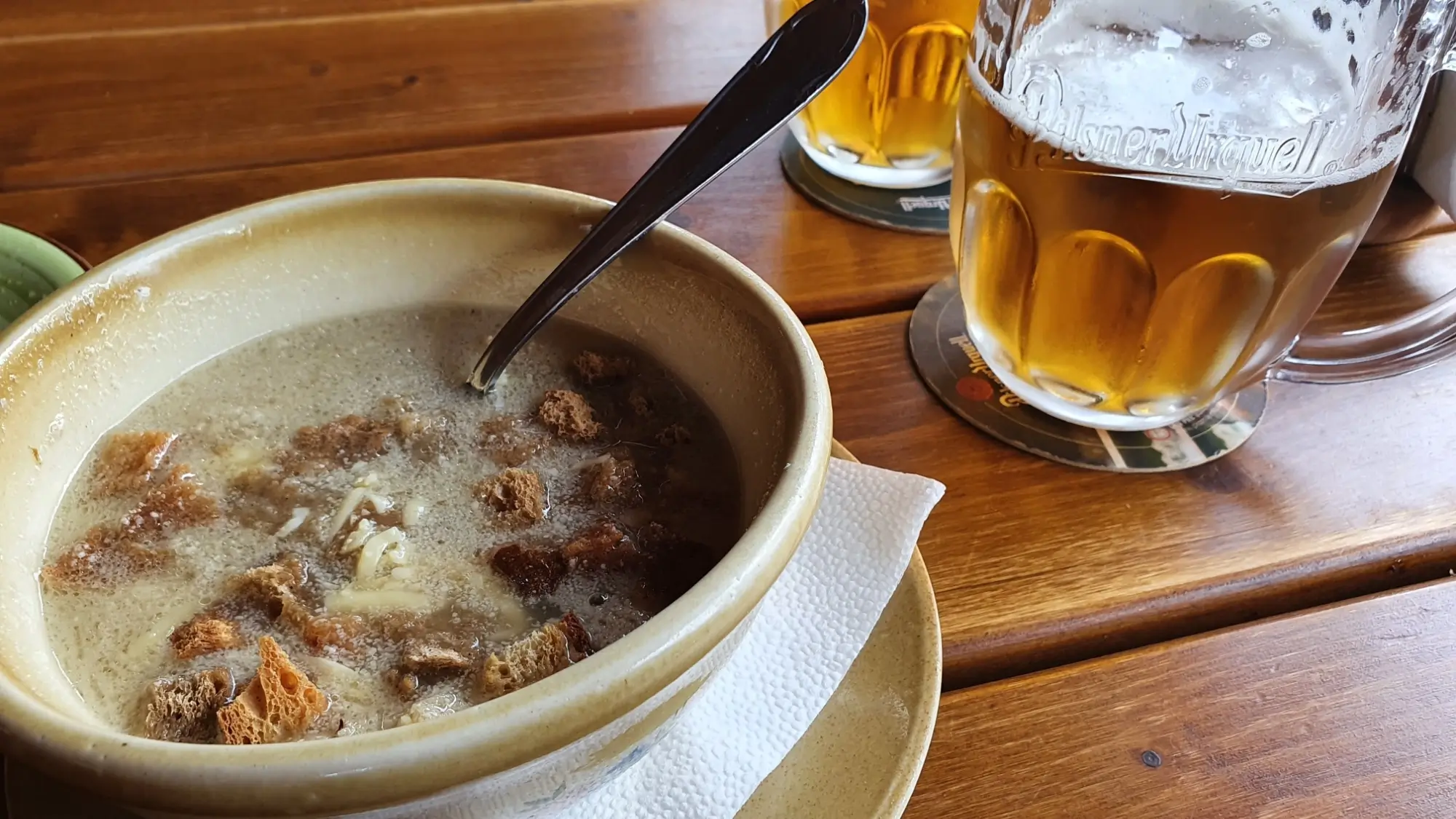 Shutterstock_2213386839 - Techsvět Česká česnečka a pivo