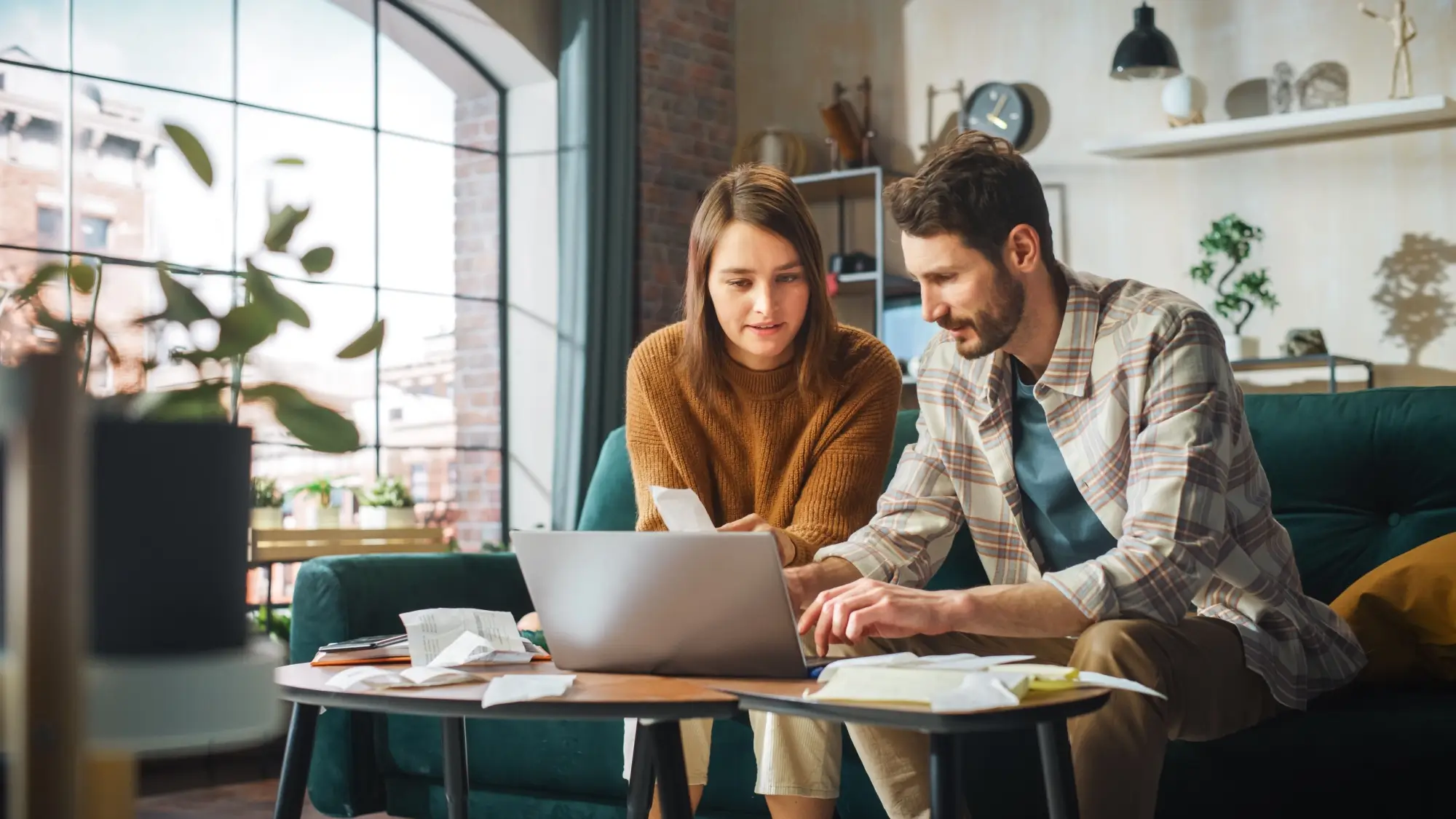 Shutterstock_2229856827 - Techsvět žena a muž pracují na počítači