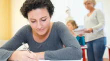Žena píše test
