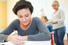 Žena píše test