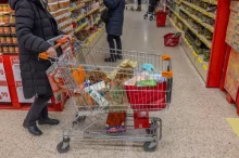 Žena s nákupním vozíkem