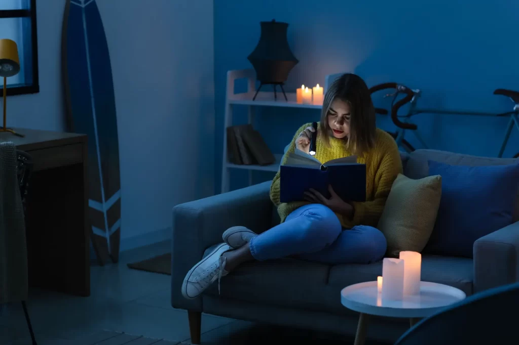 Výpadek elektřiny je nepříjemný hlavně ve večerních hodinách, FOTO: Shutterstock - Techsvět výpadek elektřiny večer
