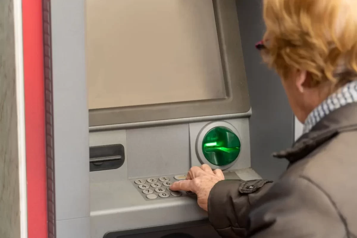 Žena u bankomatu