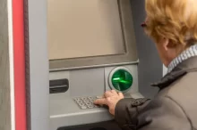 Žena u bankomatu