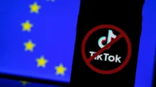Telefon, vlajka EU a logo TikTok přeškrtnuté