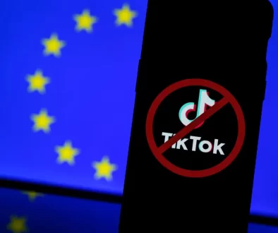 Telefon, vlajka EU a logo TikTok přeškrtnuté