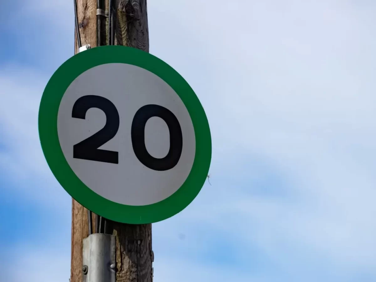 Zelená dopravní značka doporučené rychlosti v UK
