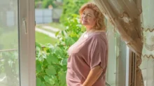 žena stojí u okna