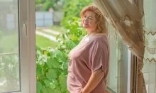 žena stojí u okna